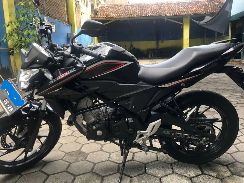 MOTOR HONDA CB 150R HITAM