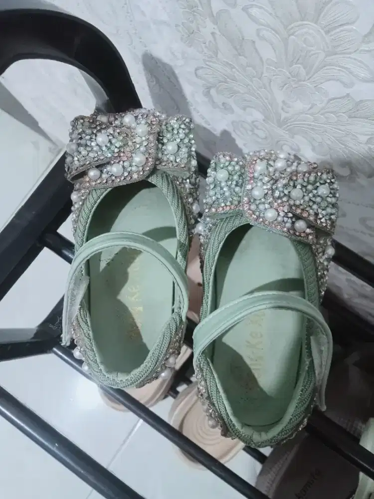 Sepatu anak perempuan