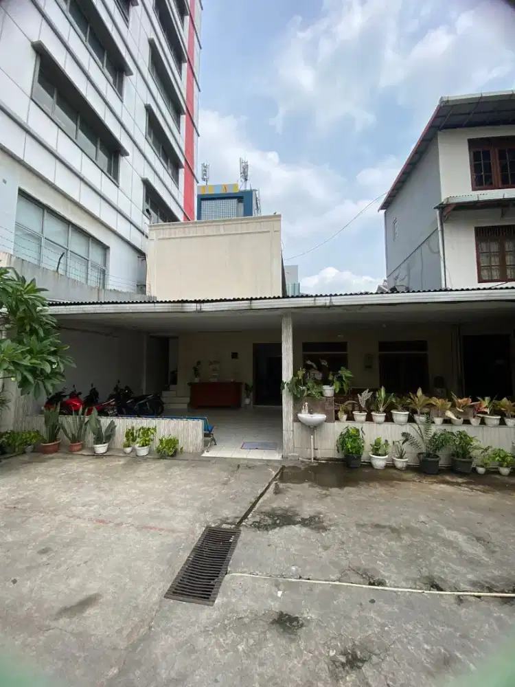 Dijual Rumah Kos 3 Lantai dipinggir Jalan Utama Rawamangun