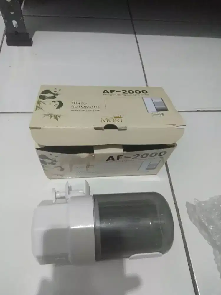 Alat makan ikan otomatis