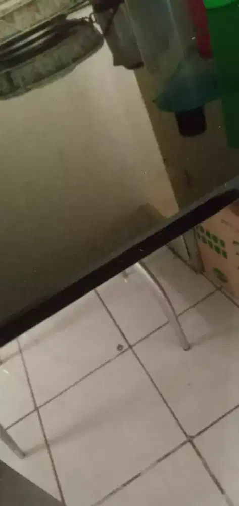 Meja makan full set kursi nya ada 4 , kacanya tebel..