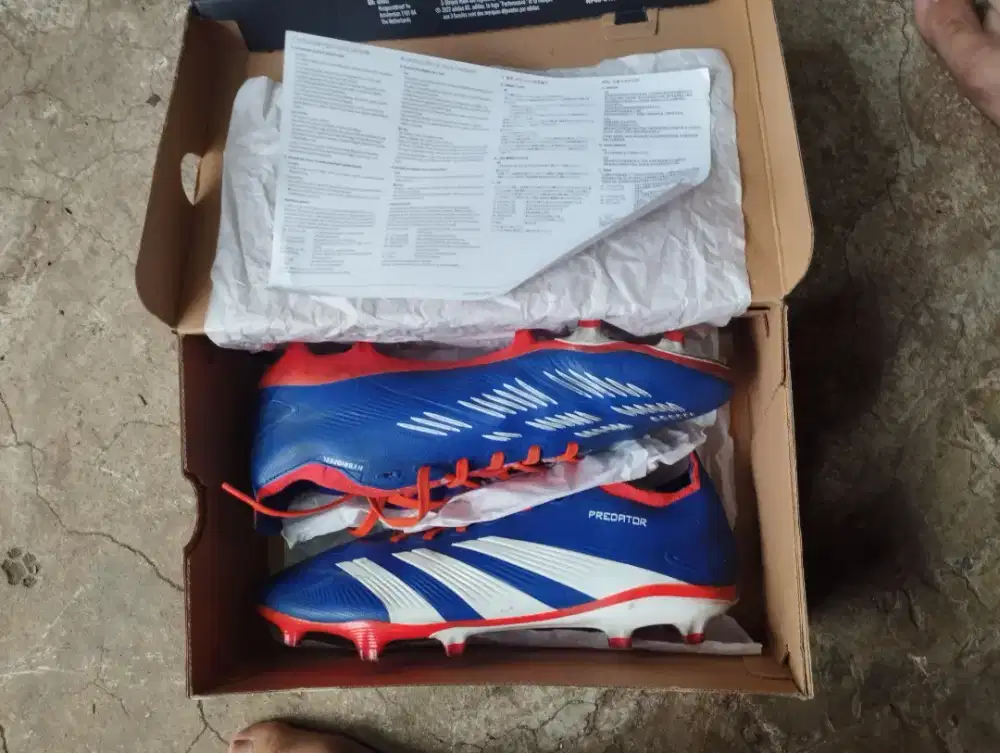 Sepatu bola adidas