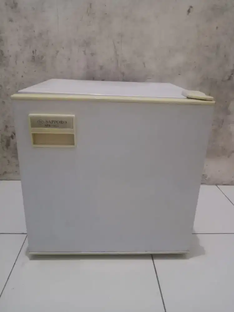 dijual kulkas mini merk sapporo