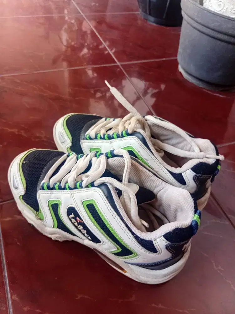 Sepatu Olahraga Wanita Ukuran 36