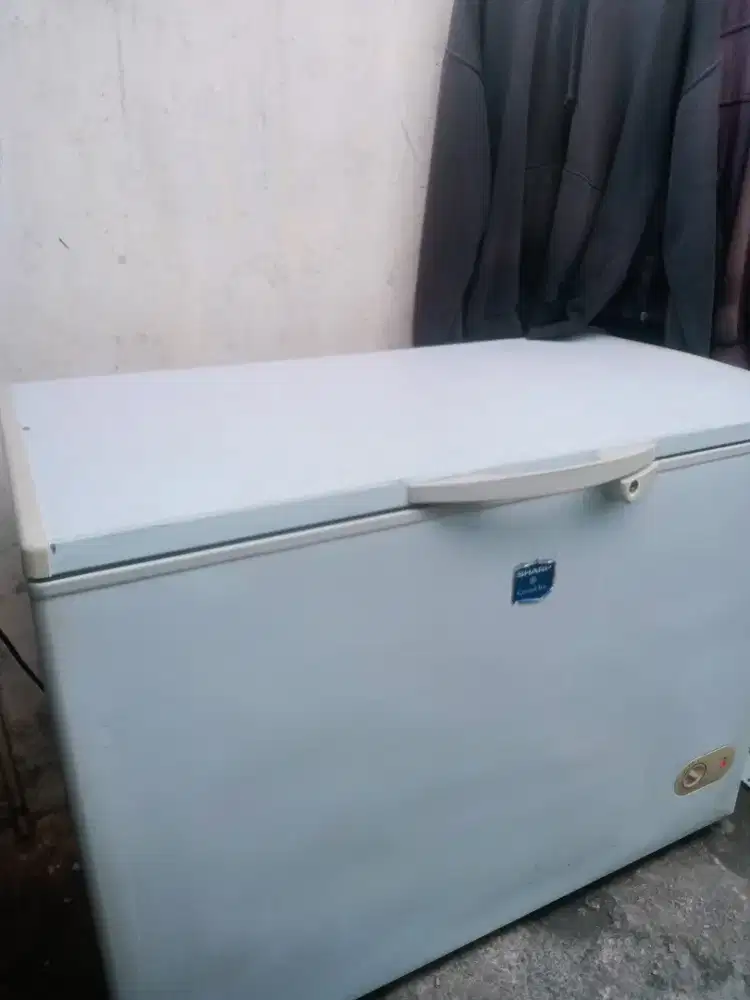 Di jual frezzer box merk SHARP kapasitas 300 liter NORMAL SIAP PAKAI