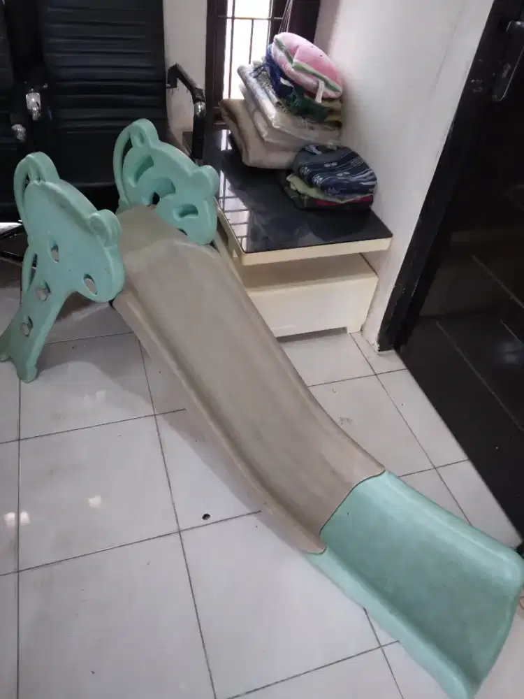 Mainan perosotan anak-sliding