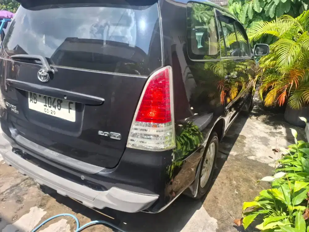 Mobil Toyota Kijang Innova 2009