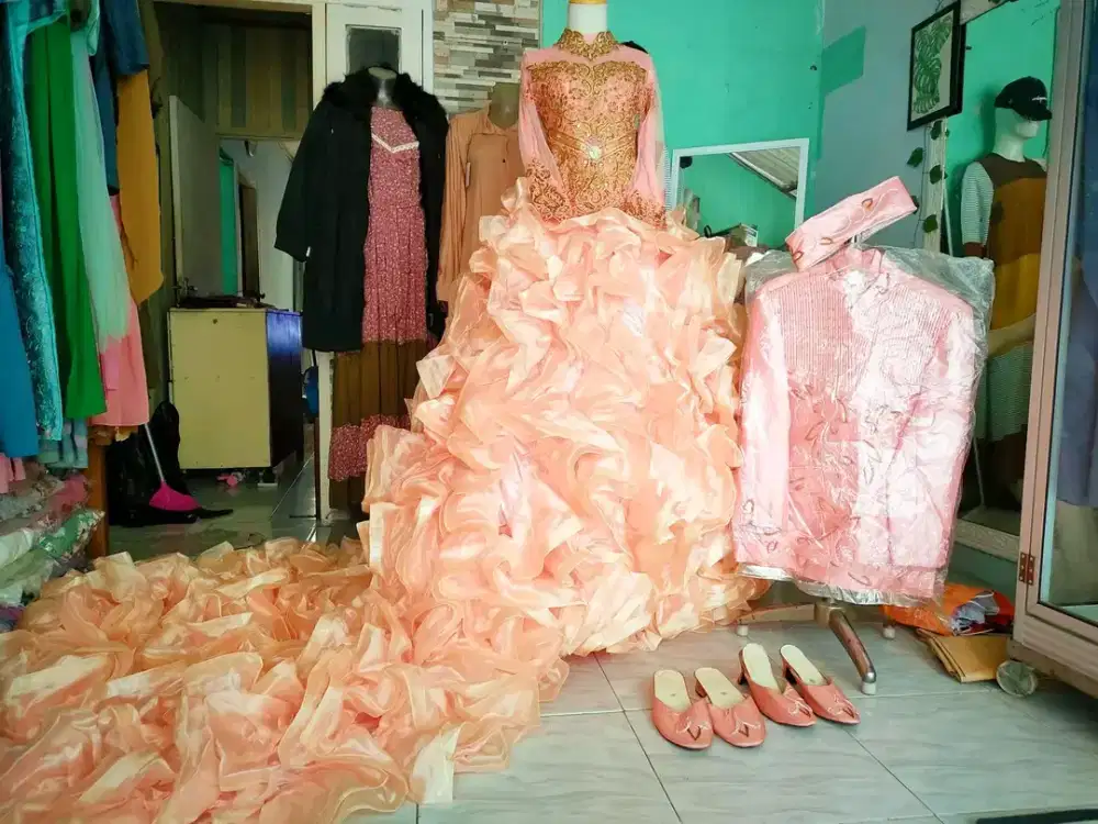 Jual borongan gaun pengantin+lemari etalase