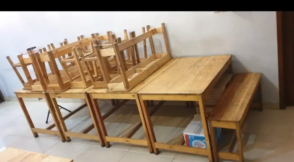 Di Jual Meja dan Kursi Jati belanda sejumlah 8 lengkap dengan kursinya