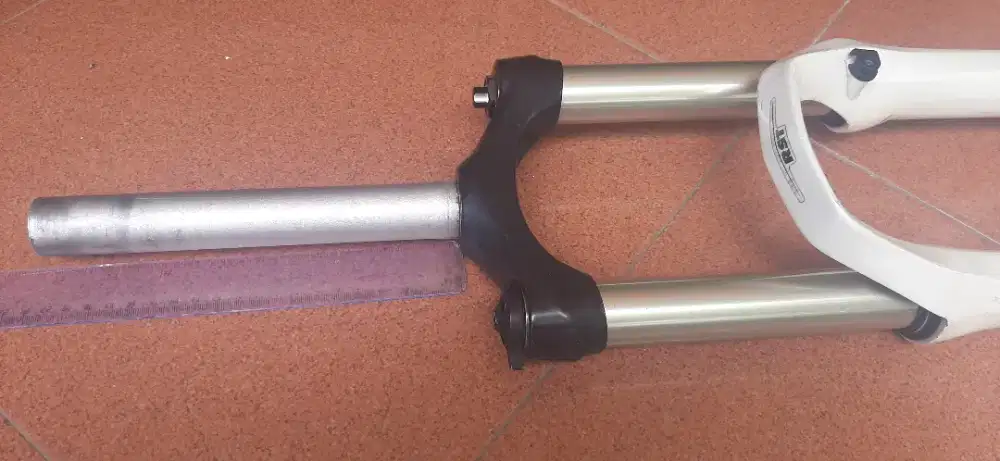 Fork Titan air. Berfungsi bagus.