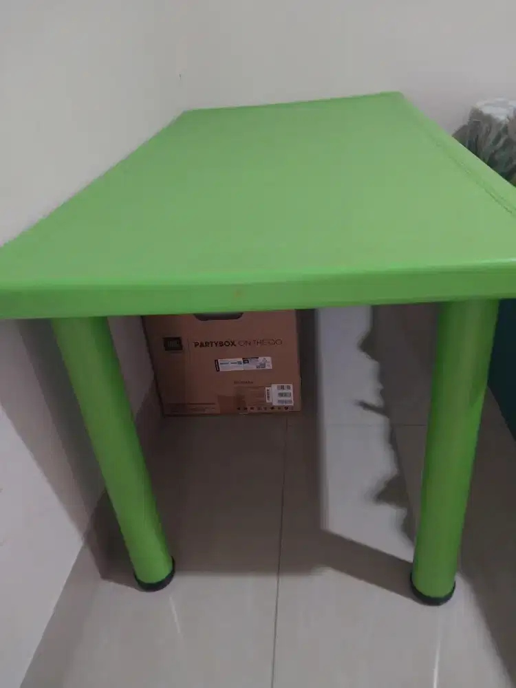 Meja anak dan 2 kursi
