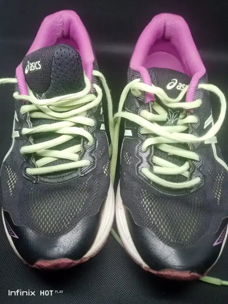 Sepatu ASICS model T6A8N