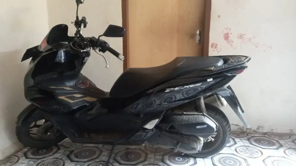 pcx 160 tahun 2024 hitam. glossy