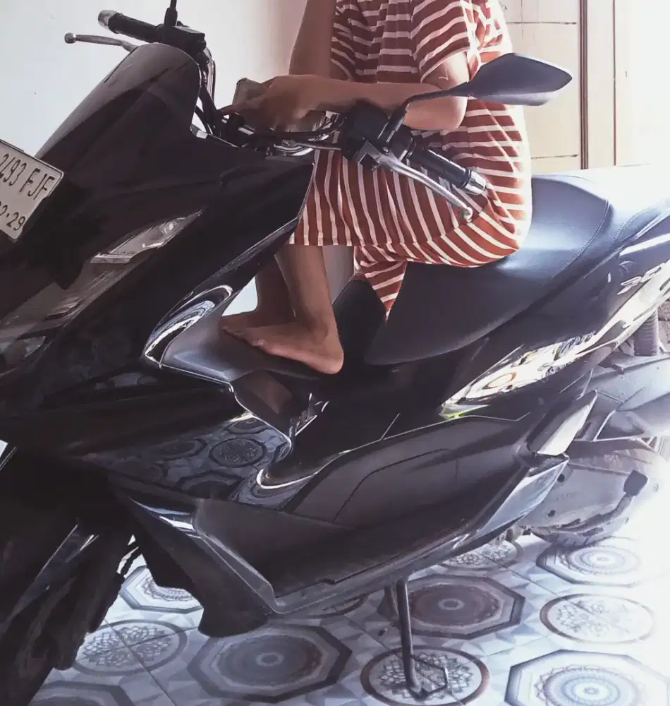 pcx 160 tahun 2024 hitam. glossy