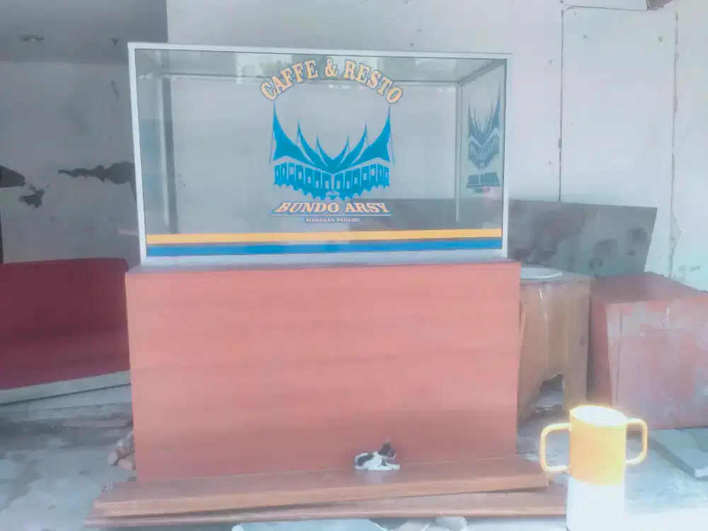 Etalase bekas RM padang