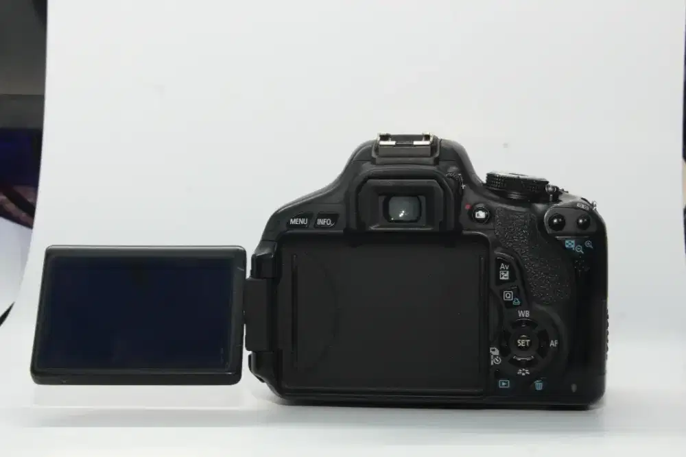 Kamera DSLR Canon 600D + Lensa Kit + Flash Godox T520 + Stand 2 Meter