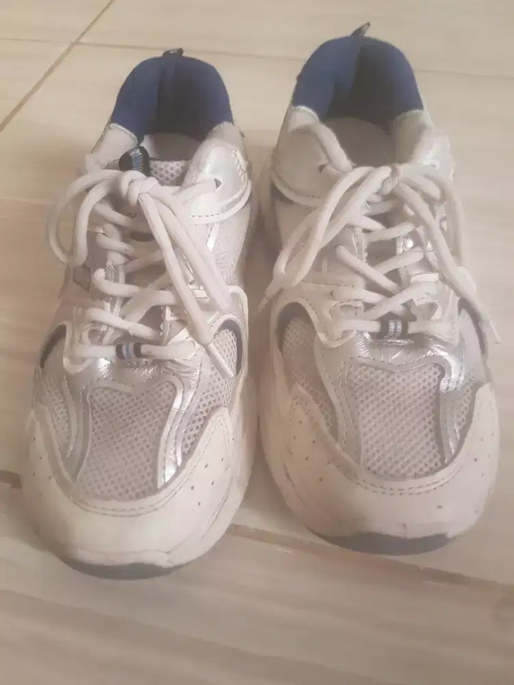Sepatu sneaker wanita