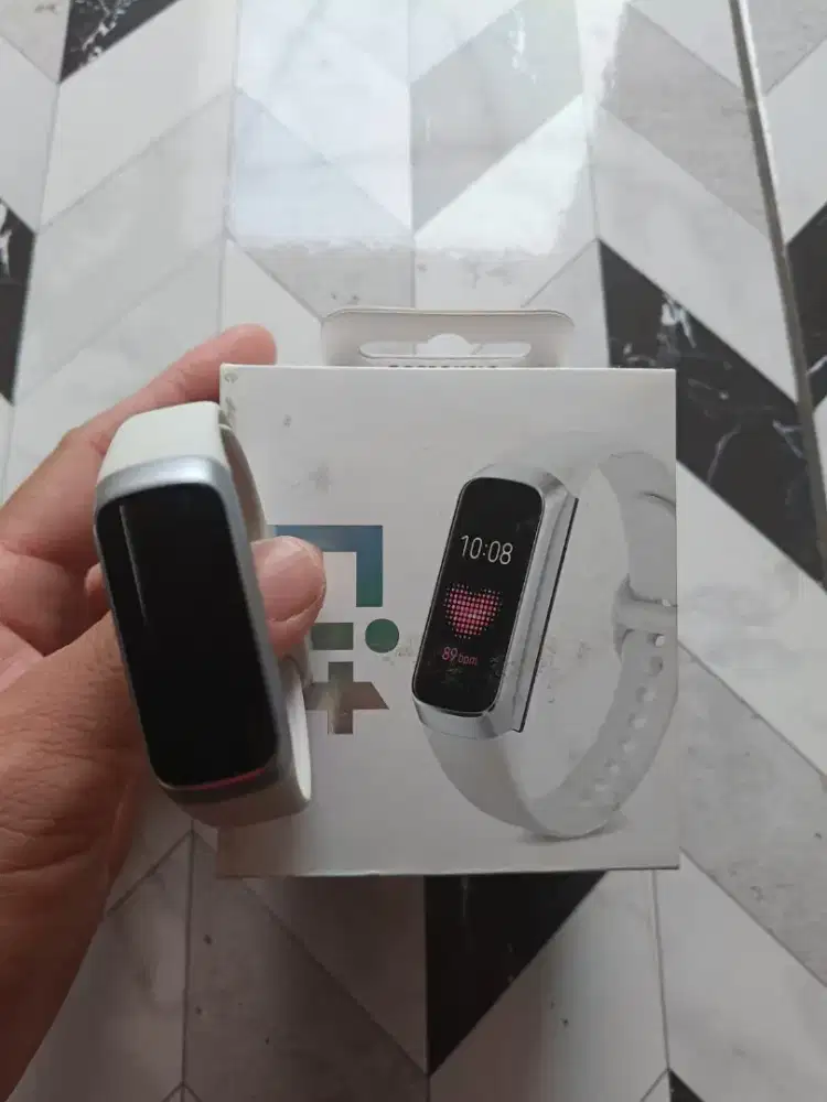 Dijual Smart Watch Jam tangan Samsung Fit SM-R370 Putih Preloved Murah
