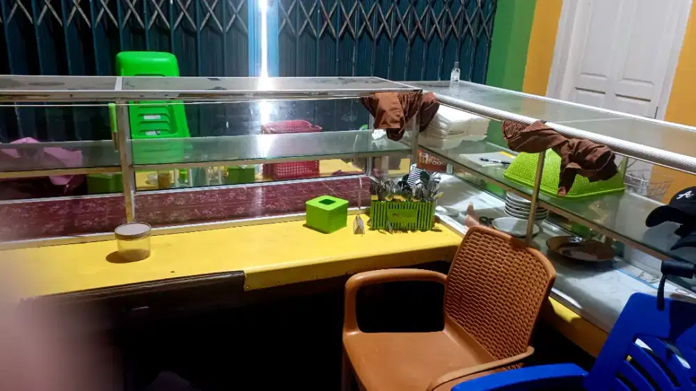 Etalase dan meja makan