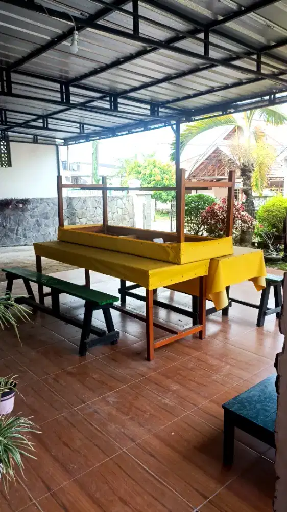 Meja makan panjang untuk jualan
