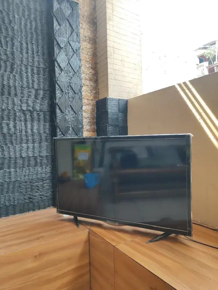 TELEVISI LED POLYTRON