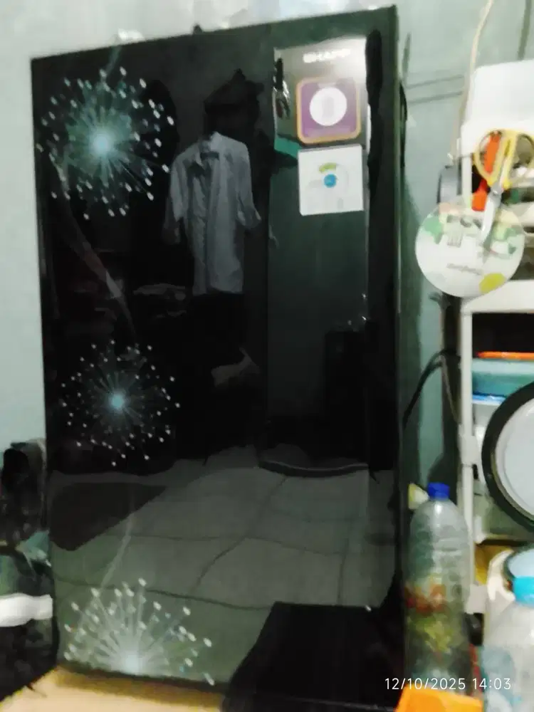 Jual cepat kulkas Sharp tipe terbaru, bekas rasa baru.