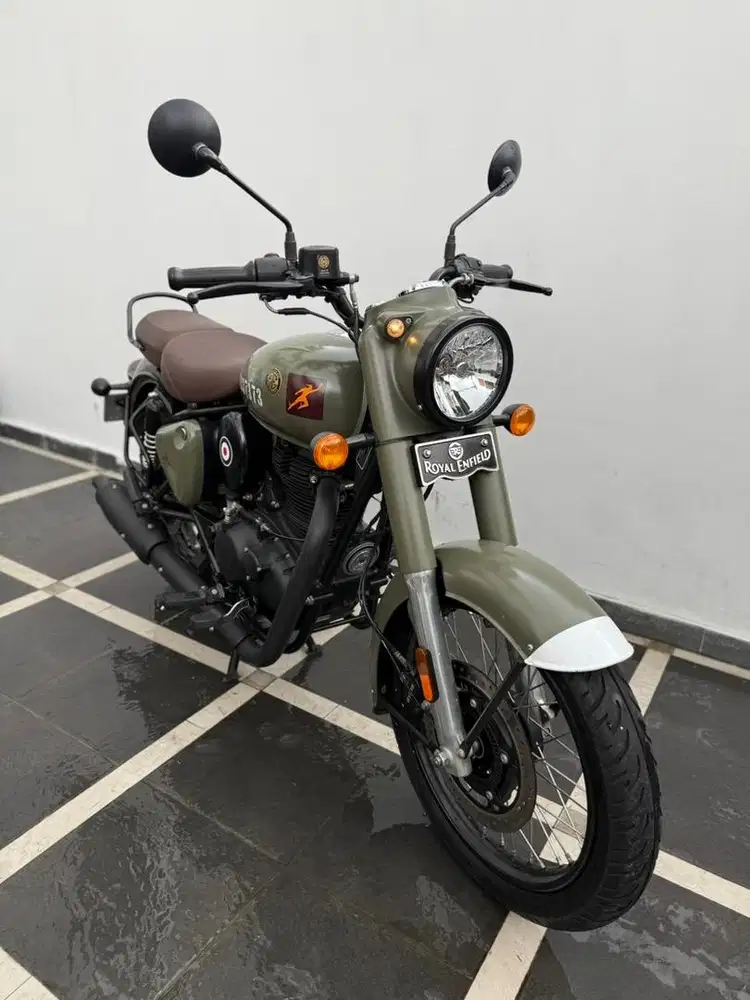 Royal Enfield Classic 350 Military (km 900 perak)