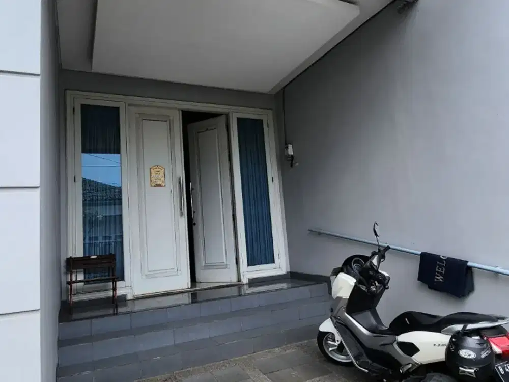DIJUAL RUMAH 2.5LT DI GRAWISA JAKARTA BARAT LT.162m2 SHM ADA 2 AC