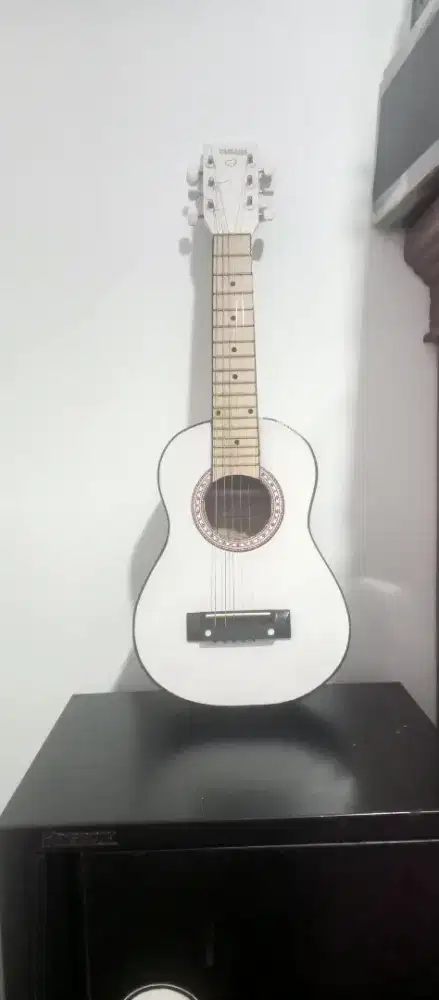 Gitar akustik mini (bukan ukulele)