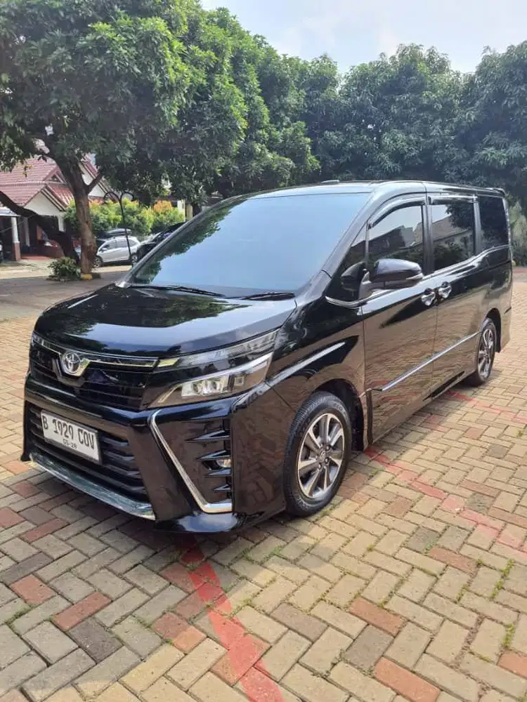 TOYOTA VOXY 2018 HITAM