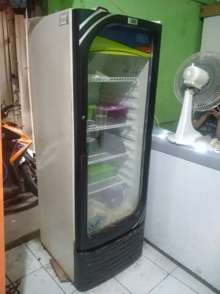 Dijual cepat showcase gea type expo 268