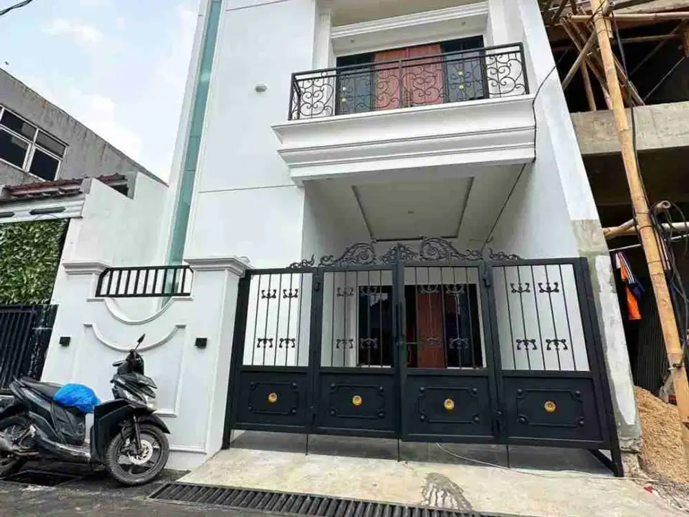 Rumah Cantik 2.5 Lantai di Condet Dekat PGC, TB. Simatupang