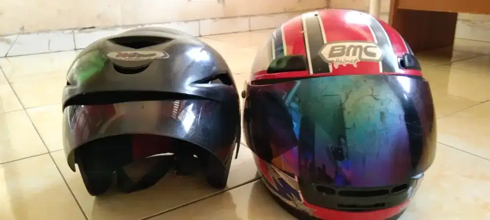 Di jual dua helm merk BMC dan merek wira