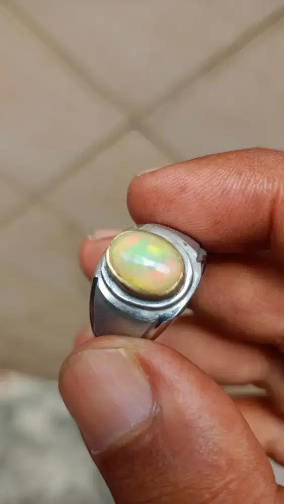 Batu cincin permata black opal atau kalimaya kolektor