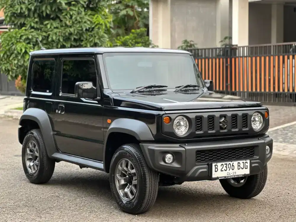 Suzuki Jimny 4x4 MT 2023 3 Doors Hitam Metalik KM 2000 PERAK