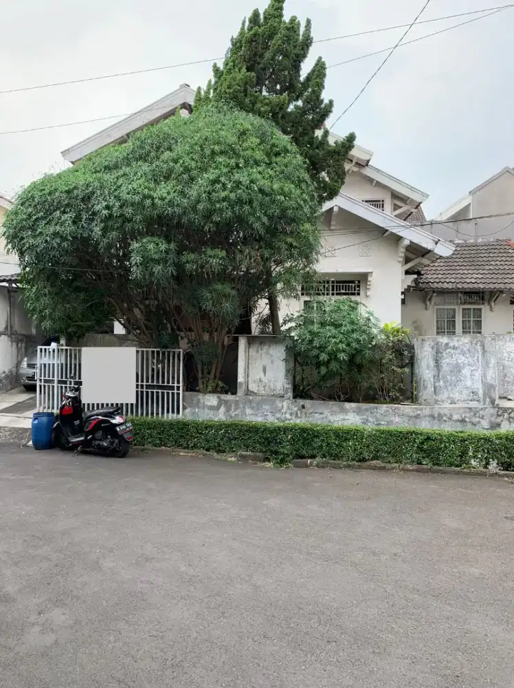 Dijual rumah lama di Bintaro lokasi strategis di bintaro sektor 3