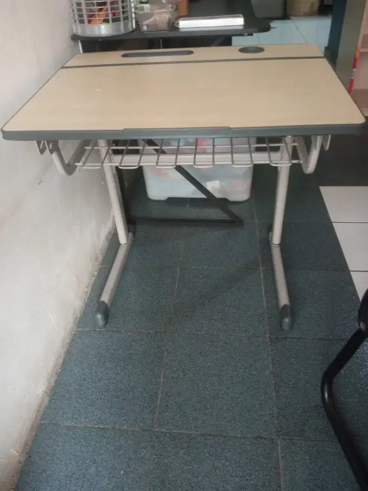 Meja belajar anak
