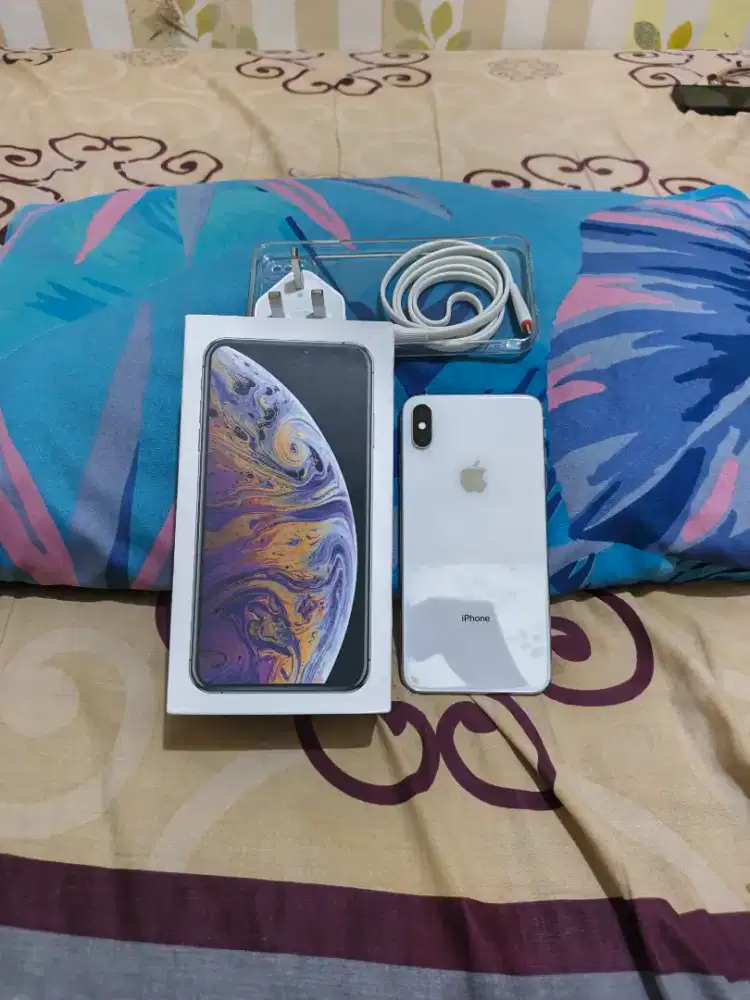 iPhone Xs Max 64gb fullset ex pemakaian perempuan