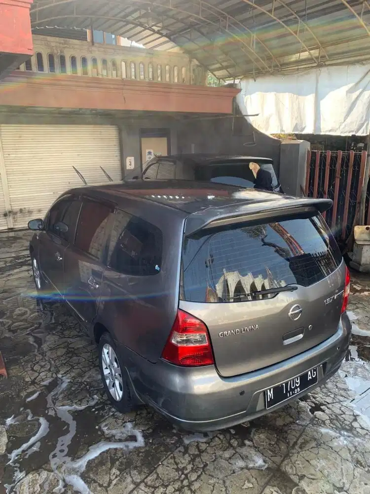 NISSAN GRAND LIVINA MATIC XV 1.5 2011