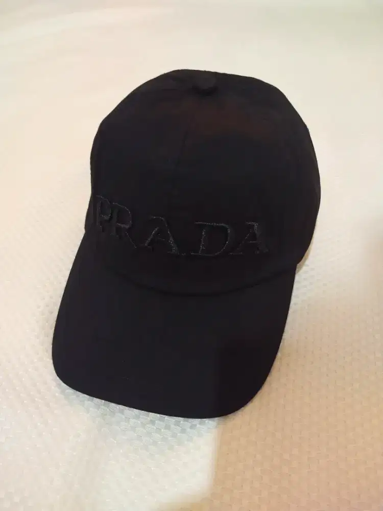 Luxury PRADA caps sangat fashionable dan elegan banget