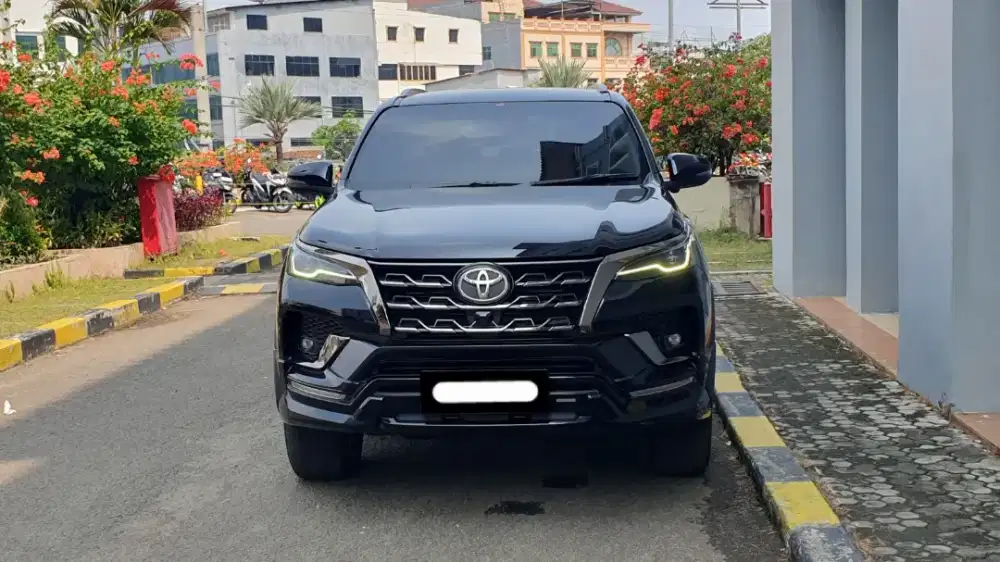 Toyota fortuner vrz gr sport 2022 hitam