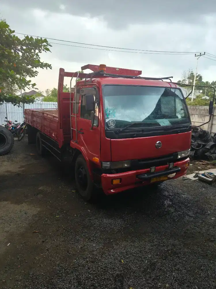 Truk nissan engkel