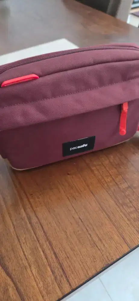 Tas Pacsafe Go Anti Theft - Garned red