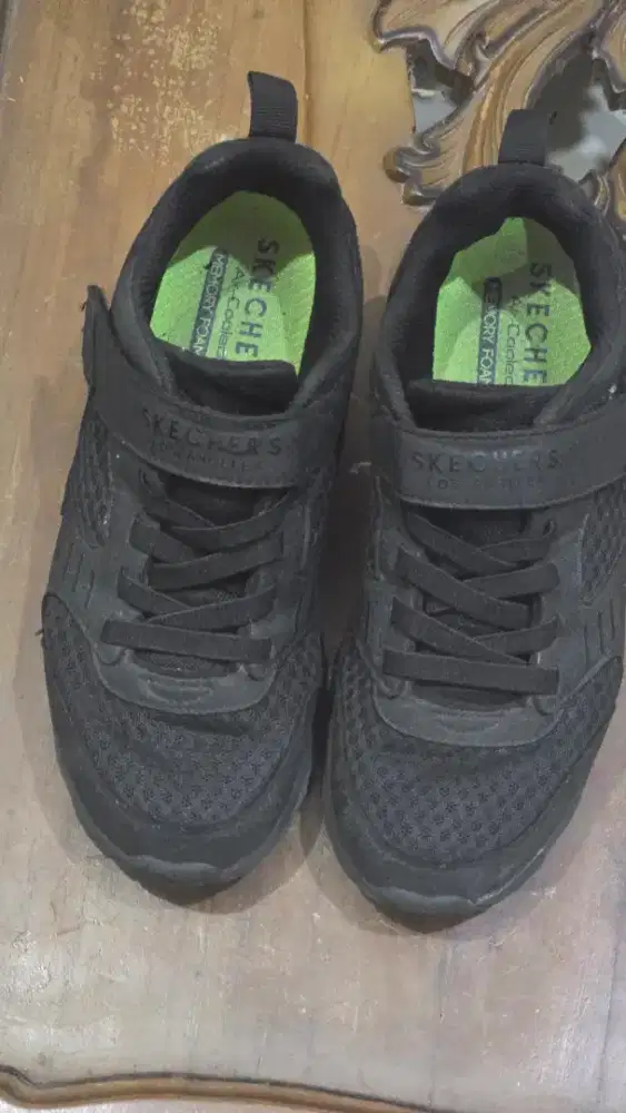 Sepatu skechers anak laki laki ukuran 35 Like new