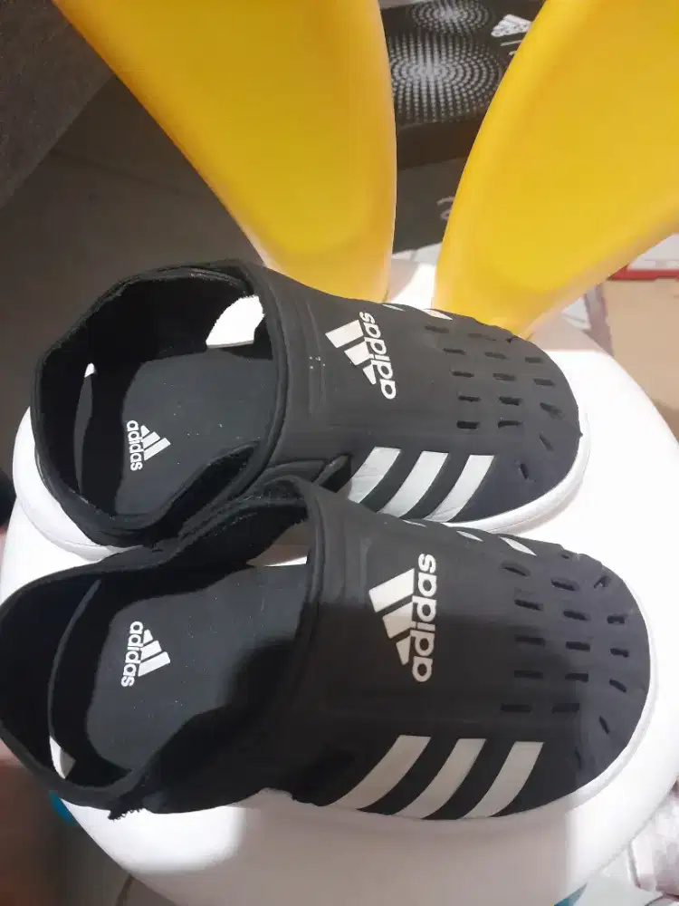 Sepatu sandal Adidas