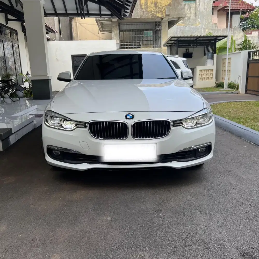 320I luxury 2018/2019 perfect condition