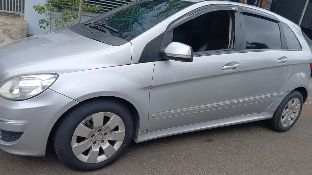 Mercedes-Benz B180 2010 Bensin