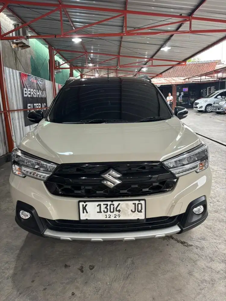 XL7 A/T Hybrid Warna Ivory