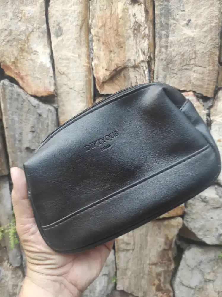 Perlengkapan bayi pouch tempat make up merk diptyque Paris Qatar air