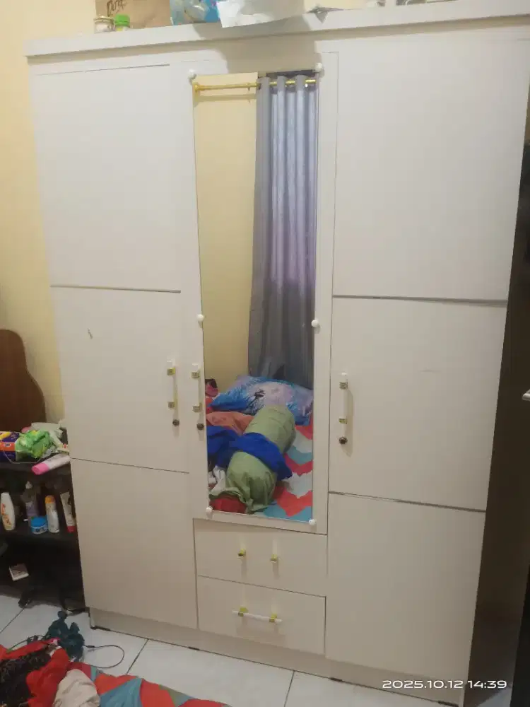 Lemari Pakaian Serbaguna